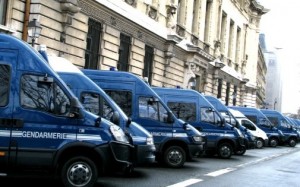 7765694539_des-vehicules-de-gendarmerie-photo-d-illustration