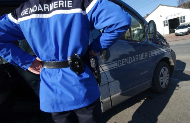 Un gendarme du Calvados exhibe sa nouvelle tenue : une veste micro poreuse remplacée par une surveste en gore tex bleu roi plus visible, le 28 février 2005 sur le place de l'église à Evrecy. Leurs nouveaux uniformes "rajeunis" comportent : un pantalon qui ressemble à celui des troupes d'intervention, des chaussures style trekking, un polo bleu azur remplaçant la chemisette, un blouson en polaire en guise de pull, une veste micro poreuse, et enfin un képi disparu au profit d'une casquette.