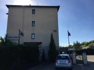 le-chauffard-a-fini-son-rodeo-en-percutant-volontairement-les-portails-des-casernes-de-gendarmerie-cote-savoie-et-cote-isere-photo-le-dl-1494878331