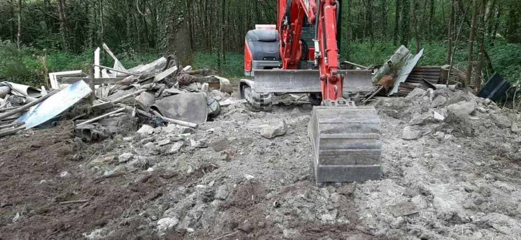 Les pelleteuses ont démoli les habitations installées dans une zone boisée près de l’ex-route des chicanes.