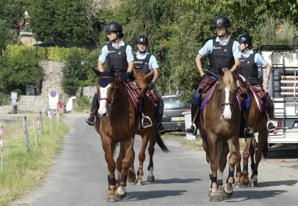 Les gendarmes à cheval sont venus en renfort des effectifs locaux pour, entre autres, prévenir les incivilités.