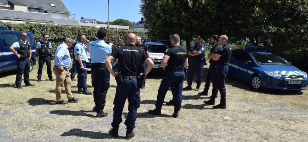 Briefing avec les élus et les responsables des polices municipales et leur commandement, au centre d’hébergement de Saint-Gildas-de-Rhuys.