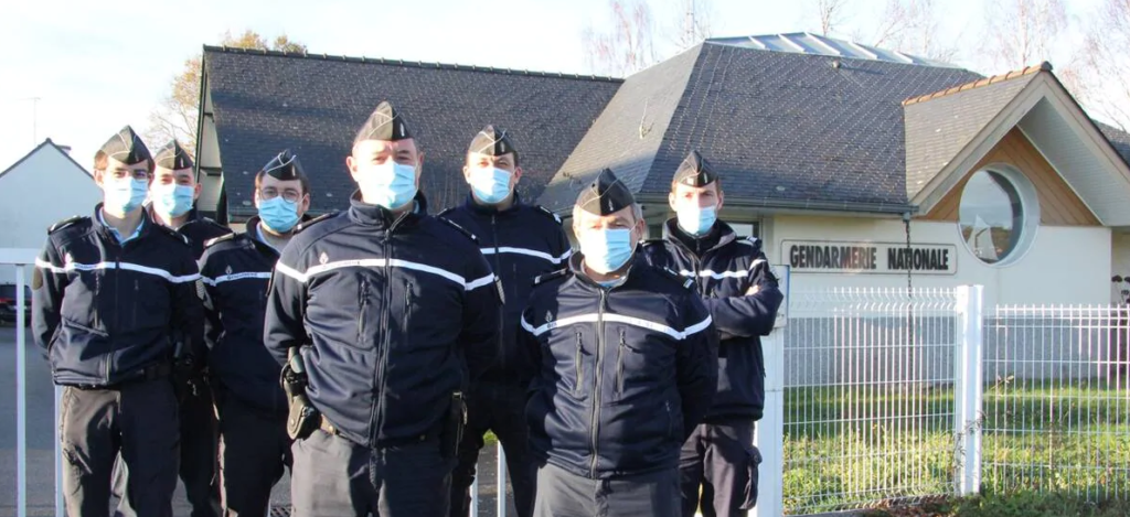 La gendarmerie de Rochefort-en-Terre est sous le commandement de l’adjudant-chef Philippe Joly (à gauche au premier plan) et dépend de la communauté de brigades d’Allaire, dirigée par le major Éric Coeurdray (à droite au premier plan).