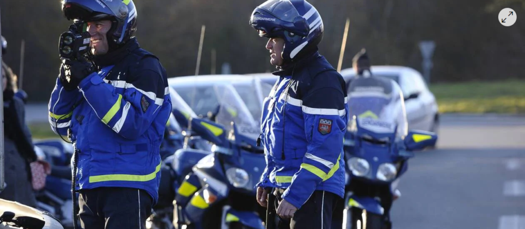 Un automobiliste en excès de vitesse a percuté un motard en civil, pour échapper au contrôle de gendarmerie ce dimanche.