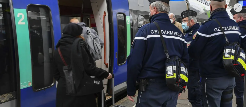 Depuis l’automne 2020, la gendarmerie effectue de temps en temps des patrouilles dans les TER et cars Aleop.