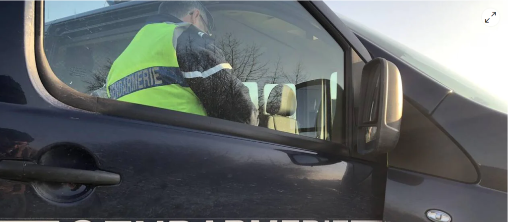 L’homme a déplacé le véhicule des gendarmes de quelques mètres.