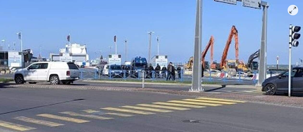 Étant la cible de jets de pierre, les gendarmes mobiles se sont repliés vers la gare maritime à Ouistreham (Calvados).