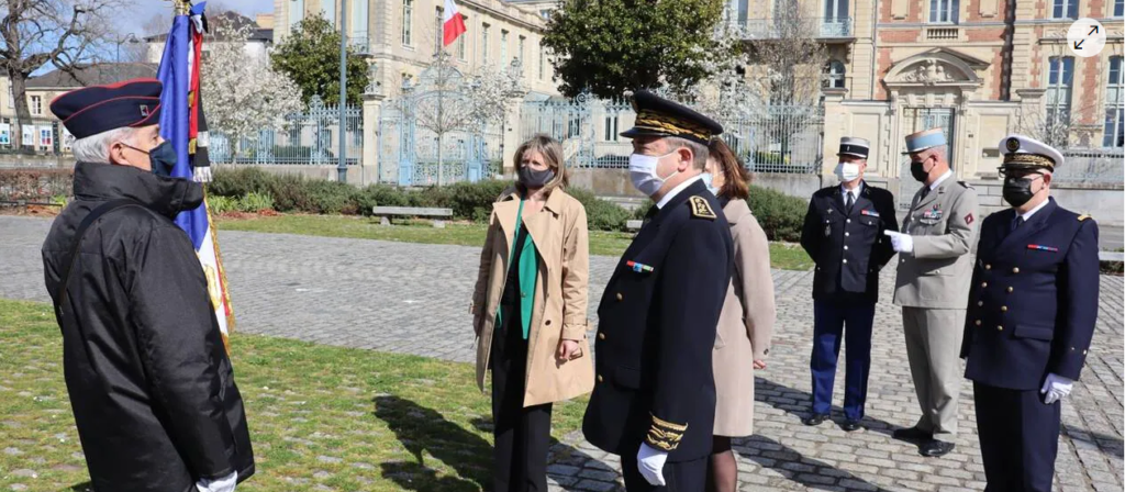 Le préfet de Bretagne et d’Ille-et-Vilaine s’entretient avec le porte-drapeau de la Fnaca à l’issue de la cérémonie, ce 19 mars, devant la préfecture.