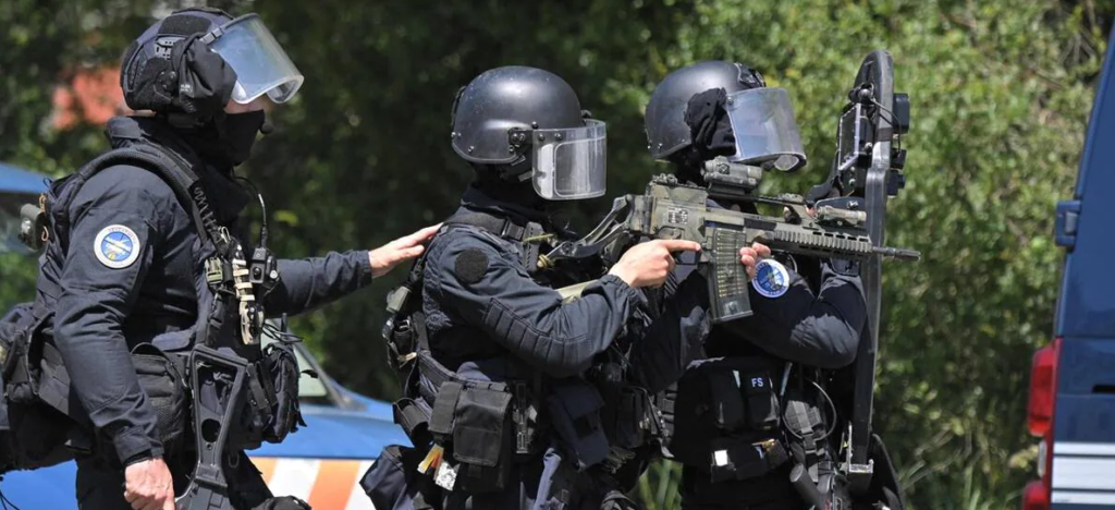 Des membres du GIGN à La Chapelle-sur-Erdre (Loire-Atlantique), le 28 mai, après l’agression d’une policière municipale.