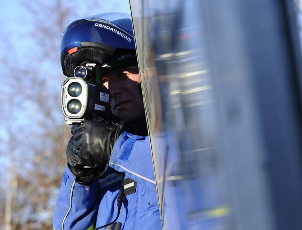 ​Les gendarmes ont contrôlé un jeune conducteur en grand excès de vitesse, dimanche 27 juin 2021, en fin de journée. Le conducteur n’avait, en prime, plus de points sur son permis probatoire.