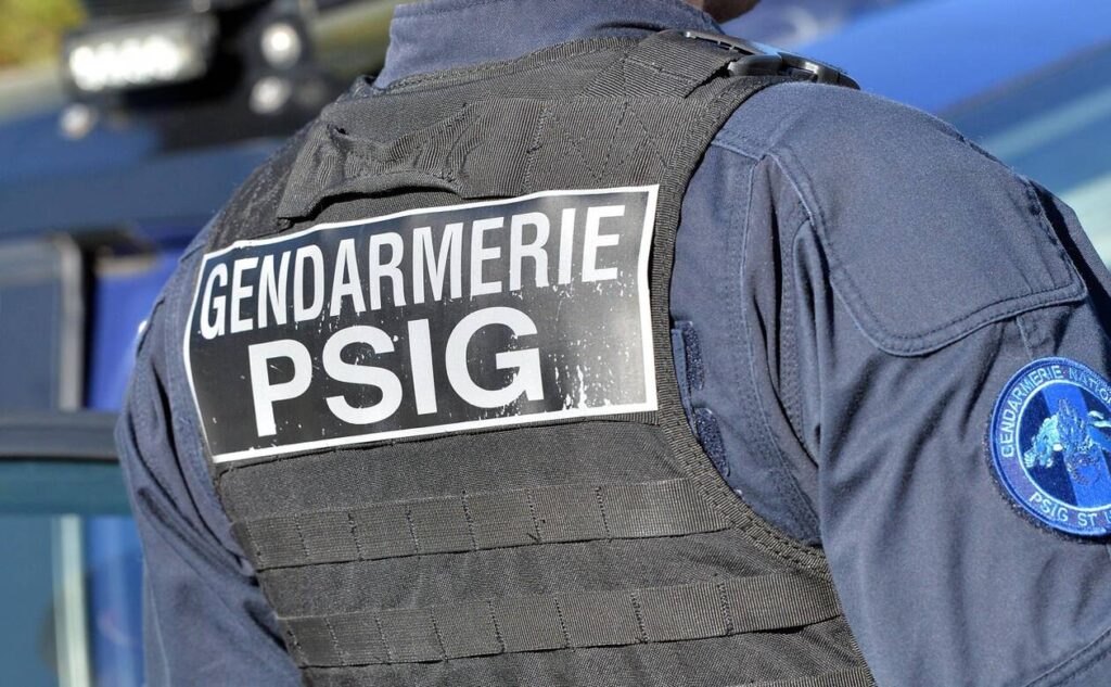 Deux gendarmes du Psig de Guingamp (Côtes-d’Armor) ont été blessés, dans la nuit du 1er au 2 juillet 2021, par un jeune conducteur.