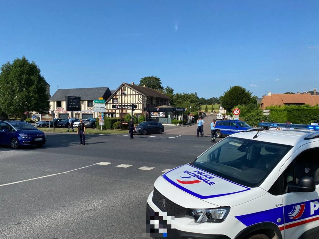 Un accident entre une moto de la gendarmerie et une voiture s’est produit à Touques (Calvados), lundi 19 juillet 2021.