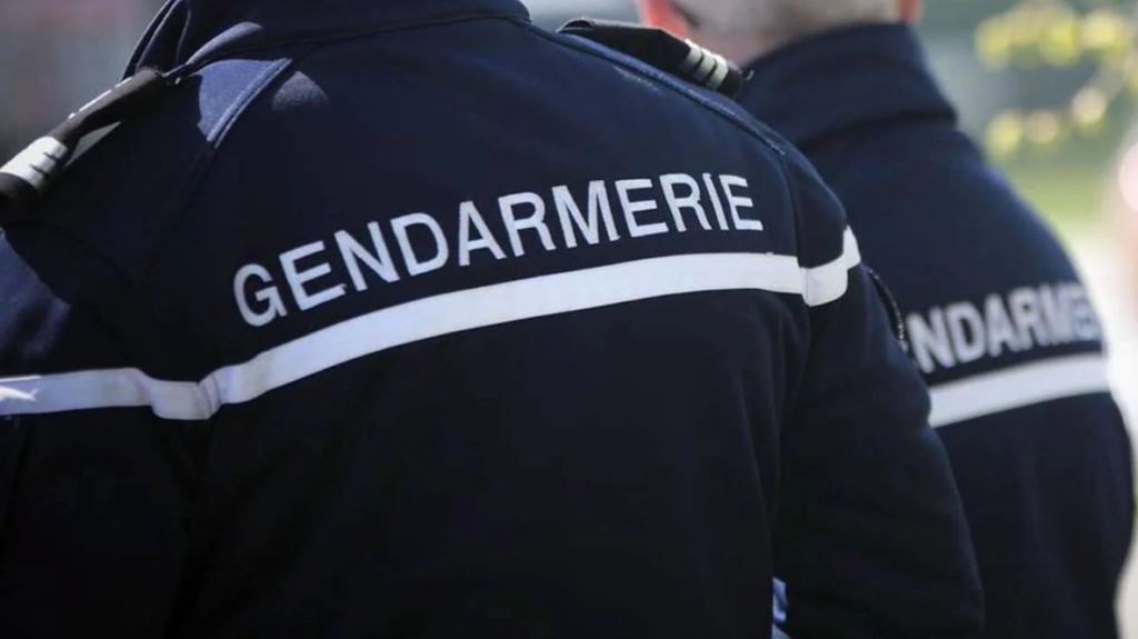 Les gendarmes ont ramené le conducteur ivre à la brigade.