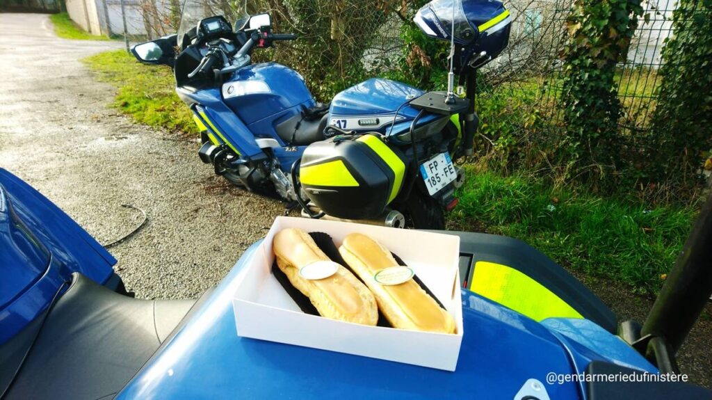 Un automobiliste a apporté deux éclairs au café aux gendarmes du peloton motorisé qui effectuaient des contrôles de vitesse au-dessus de la voie express, à Garlan.