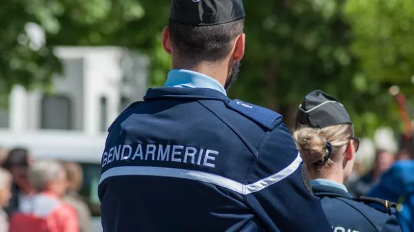 Une centaine de gendarmes et policiers, appuyés par des équipes cynophiles et un hélicoptère, ont été déployés pour interpeller les six suspects.