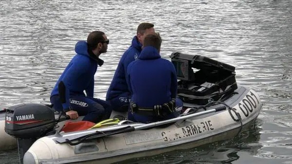 Les plongeurs de la Brigade nautique de La Rochelle, les yeux rivés sur le sondeur 3D.