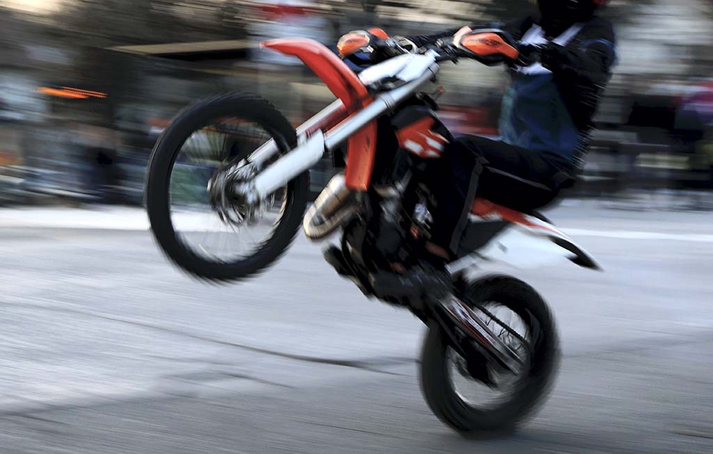 Loire-Atlantique : En plein rodéo à motocross, il refuse d'obtempérer et percute la voiture des gendarmes