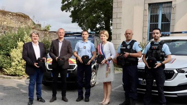 Le lieutenant-colonel Sébastien Marcq et ses gendarmes aux côtés des élus de Vitré membres des Amis de la gendarmerie.